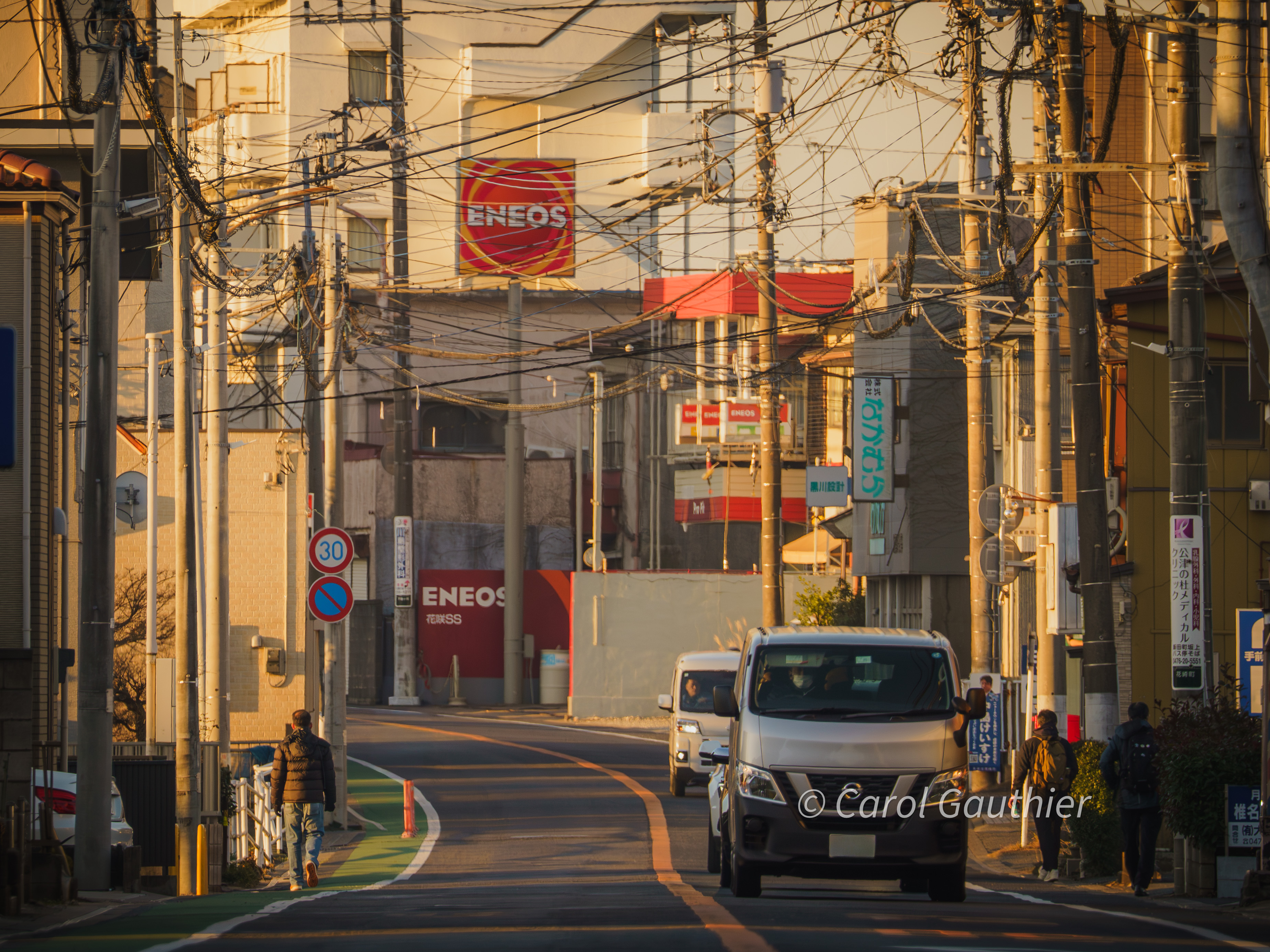Rue principale de Narita au coucher de soleil en janvier