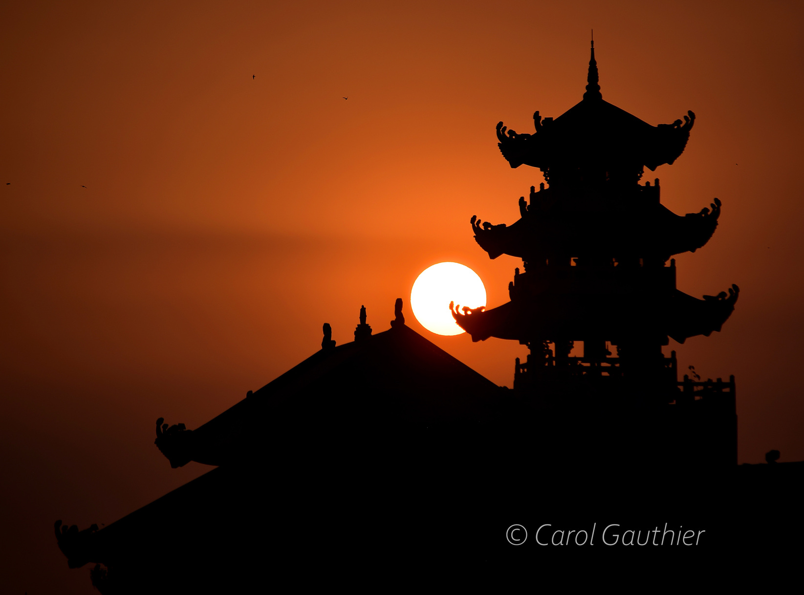 Un coucher de soleil et une pagode à Saigon